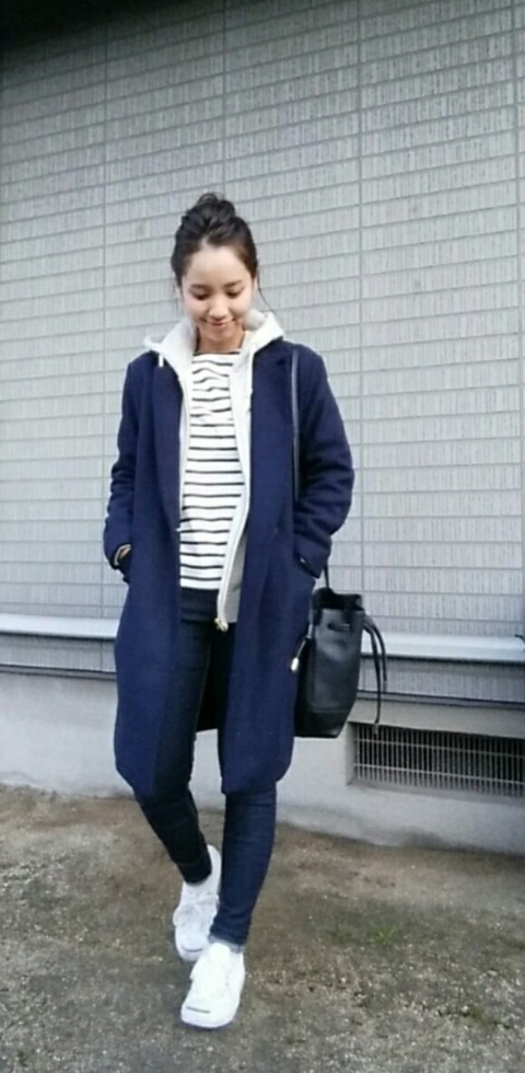 コートにパーカーをはさんで気温調節 おしゃれカジュアルに決まるパーカーの重ね着コーデ Cbk Magazine 公式