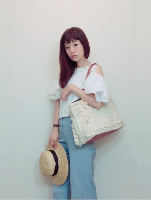 ガッチリした肩幅が気になる 肩を華奢に見せるフェミニンコーデ10選 Cbk Magazine