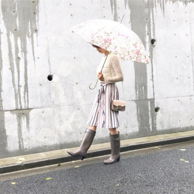 雨の日デート なに着て行く しっかり雨対策でおしゃれな雨デートコーデ10選 Cbk Magazine 公式