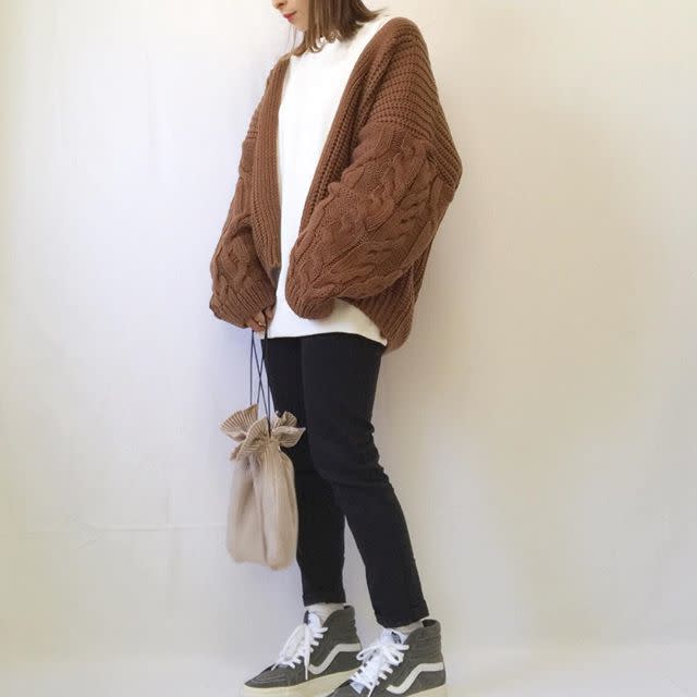 今季の最旬アイテム“ブラウンニットカーディガン”。emineoさんの着まわしが可愛い♡ – #CBK magazine【公式】
