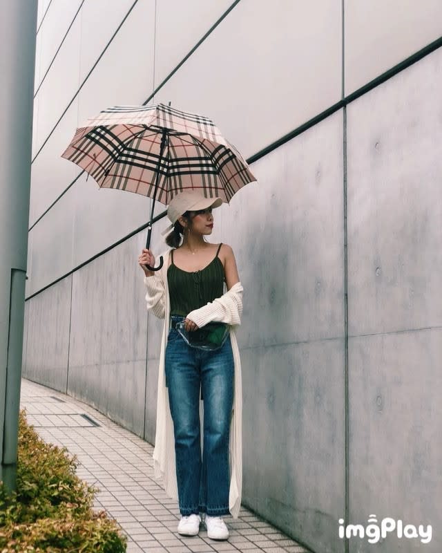 傘をさしてもオシャレ 雨の日お出かけコーデの秘策アイデア9選 Cbk Magazine