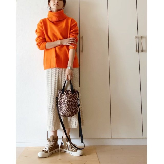 オレンジ色のニットで気分まで明るく 重めな冬コーデに効かせる ビタミンカラーの着こなし7選 Cbk Magazine