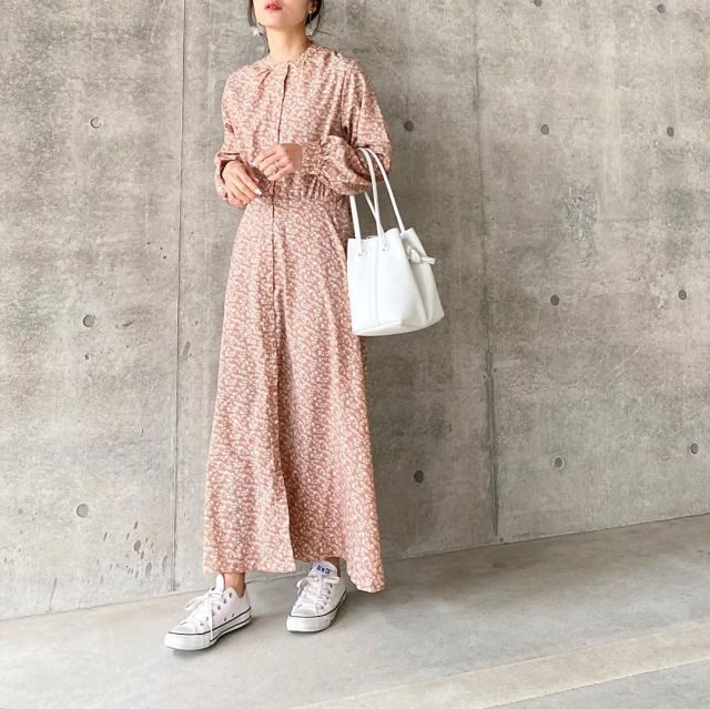 花柄ワンピースをおしゃれに味付け 覚えておいて損はなし 着こなしテクニック5選 Cbk Magazine 公式