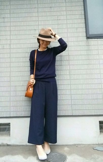 オールネイビーの着こなしで、知的きれいめに。大人世代向けな上品