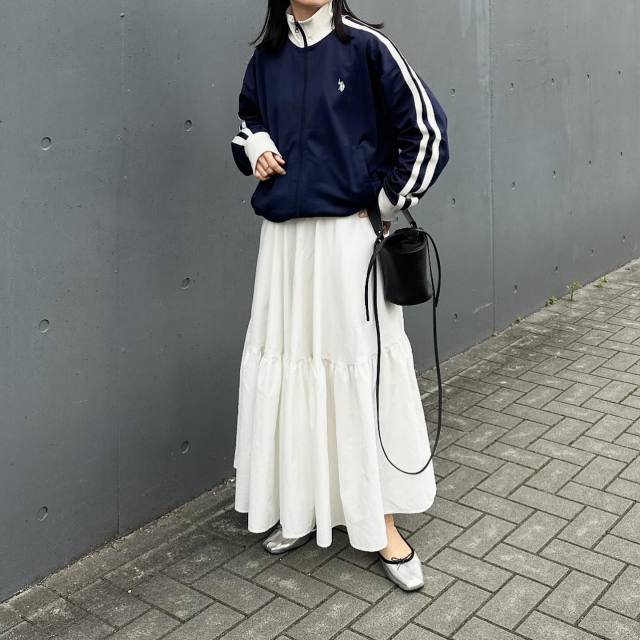 トラックジャケットコーデ14選！ こなれ見えする着こなし方【スカート