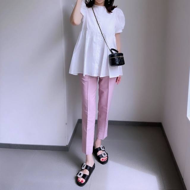 パフスリーブコーデ8選】人気のパフスリーブで華やぐ！ 大人にちょうど