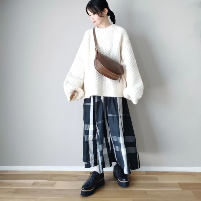 オーバーサイズ服にはどんなバッグが合う？ バランスのいい