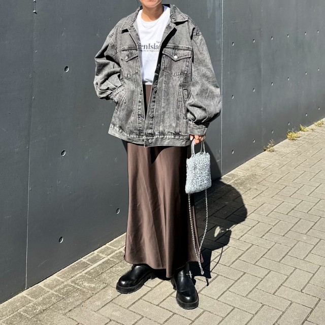 サテンスカート、秋冬はどうコーデする？ 今っぽいコーデの