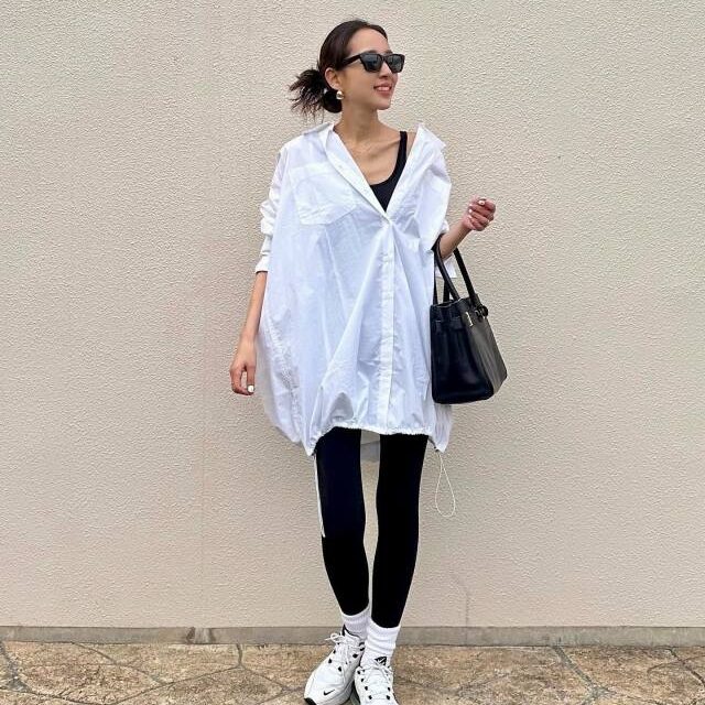 レギンスの上に着る服は？ 体型カバーにも効くトップス・アウター大