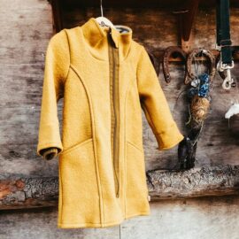 メリノウールとは｜画像でわかるファッション用語の意味 ／メリノウールとは？／メリノウールはどんなデザイン？／メリノウールの服（レディース）／メリノウールのアウター