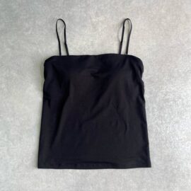 キャミソールとは｜画像でわかるファッション用語の意味 ／キャミソールとは？／キャミソールはどんなデザイン？／キャミソール