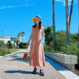 サーモン・ピンクとは｜画像でわかるファッション用語の意味 ／サーモン・ピンクとは？／サーモン・ピンクはどんな色？／サーモン・ピンクの服（レディース）／サーモン・ピンクのワンピース