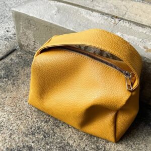 マスタードイエローとは｜画像でわかるファッション用語の意味 ／マスタードイエローとは？／マスタードイエローはどんなデザイン？／マスタードイエローのバッグ
