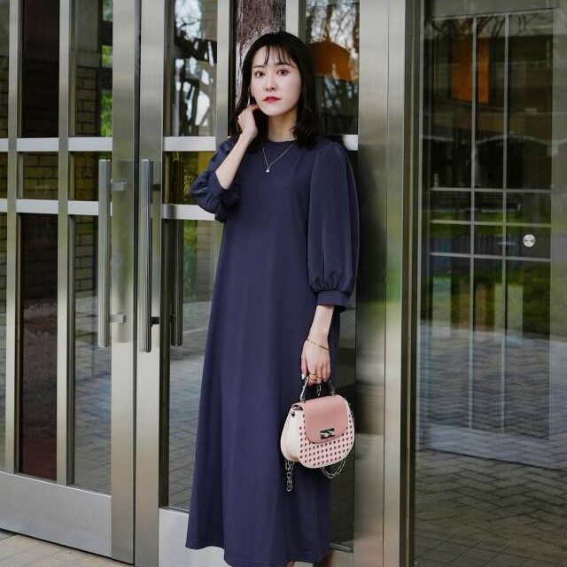 紺のワンピースに合うネックレスって？ おしゃれなお手本コーデ 