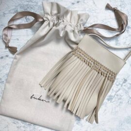 アイボリーとは｜画像でわかるファッション用語の意味 ／アイボリーとは？／アイボリーはどんなデザイン？／アイボリーのバッグ