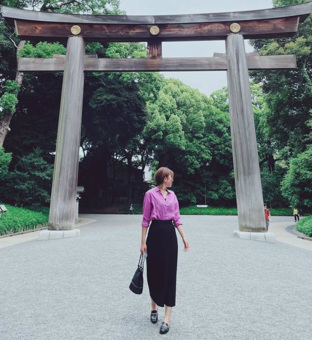オーキッドとは|画像でわかるファッション用語の意味 /オーキッドとは?/オーキッドはどんなデザイン?/オーキッドはどんな色?/オーキッドの服(レディース)/オーキッドのトップス