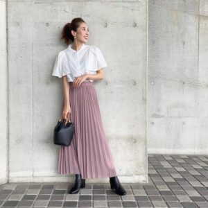 プリーツとは|画像でわかるファッション用語の意味 /プリーツとは?/プリーツはどんなデザイン?/プリーツの服(レディース)/プリーツのスカート