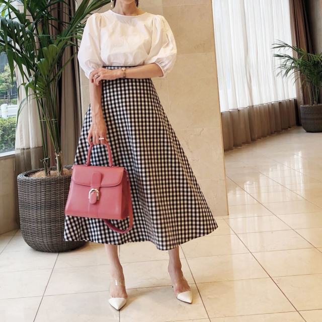 Aラインとは｜画像でわかるファッション用語の意味 ／Aラインとは？／Aラインはどんなデザイン？／Aラインの服（レディース）／Aラインのスカート