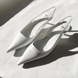 スリングバックシューズとは｜画像でわかるファッション用語の意味 ／スリングバックシューズとは？／スリングバックシューズはどんなデザイン？／スリングバックシューズ