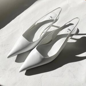 スリングバックシューズとは｜画像でわかるファッション用語の意味 ／スリングバックシューズとは？／スリングバックシューズはどんなデザイン？／スリングバックシューズ