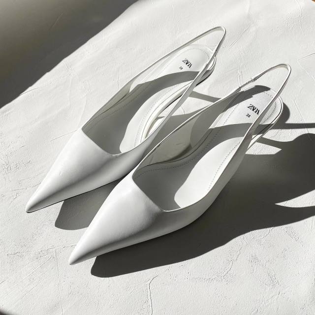 スリングバックシューズとは|画像でわかるファッション用語の意味 /スリングバックシューズとは?/スリングバックシューズはどんなデザイン?/スリングバックシューズ