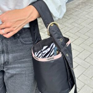 ナイロンとは｜画像でわかるファッション用語の意味 ／ナイロンとは？／ナイロンはどんなデザイン？／ナイロンのバッグ