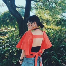 タンジェリンとは｜画像でわかるファッション用語の意味 ／タンジェリンとは？／タンジェリンはどんなデザイン？／タンジェリンの服（レディース）／タンジェリンのトップス