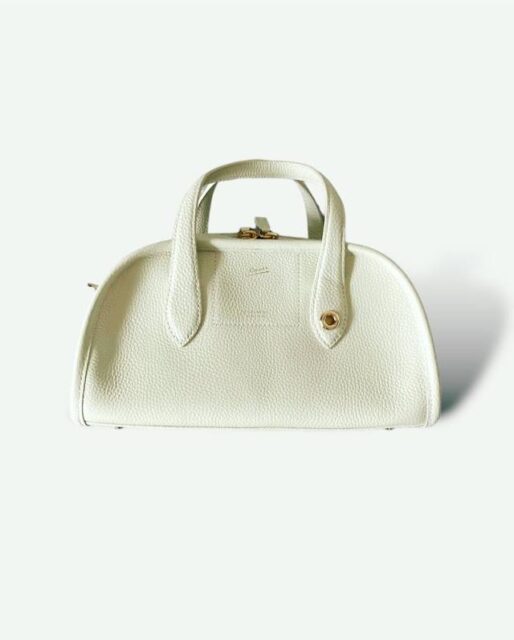 オフホワイトとは｜画像でわかるファッション用語の意味 ／オフホワイトとは？／オフホワイトはどんなデザイン？／オフホワイトのバッグ