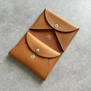 コニャックとは｜画像でわかるファッション用語の意味 ／コニャックとは？／コニャックはどんなデザイン？／コニャックのカードケース