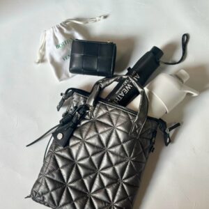 キルティングとは｜画像でわかるファッション用語の意味 ／キルティングとは？／キルティングはどんなデザイン？／キルティングのバッグ