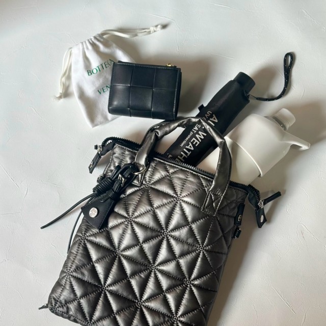 キルティングとは｜画像でわかるファッション用語の意味 ／キルティングとは？／キルティングはどんなデザイン？／キルティングのバッグ