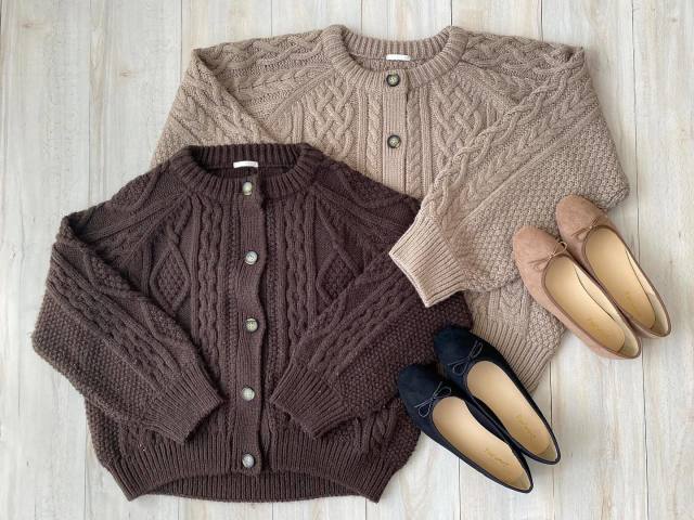 ケーブル・ニットとは|画像でわかるファッション用語の意味 /ケーブル・ニットとは?/ケーブル・ニットはどんなデザイン?/ケーブル・ニットのカーディガン
