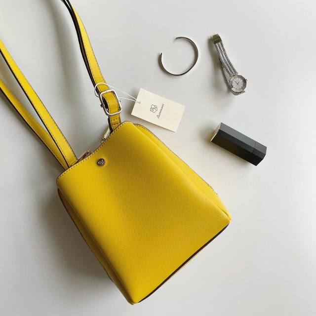 サフラン・イエローとは｜画像でわかるファッション用語の意味 ／サフラン・イエローとは？／サフラン・イエローはどんな色？／サフラン・イエローのバッグ