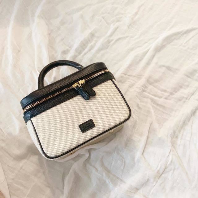 バイカラーとは｜画像でわかるファッション用語の意味 ／バイカラーとは？／バイカラーはどんなデザイン？／バイカラーはどんな配色？／バイカラーのバッグ