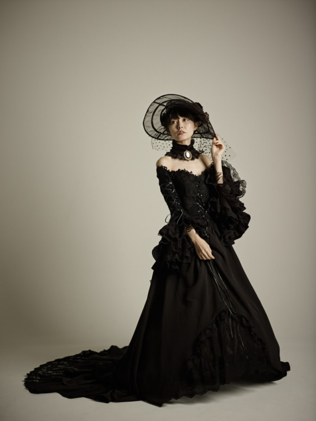 カクテル・ドレスとは｜画像でわかるファッション用語の意味 ／カクテル・ドレスとは？／カクテル・ドレスはどんなデザイン？／ブラックのカクテル・ドレス