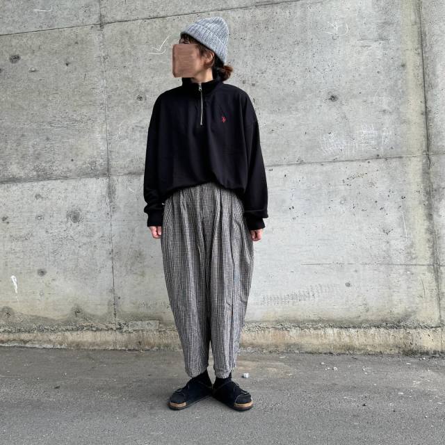 サルエルパンツとは｜画像でわかるファッション用語の意味 ／サルエルパンツとは？／サルエルパンツはどんなデザイン？／グレーのサルエルパンツ