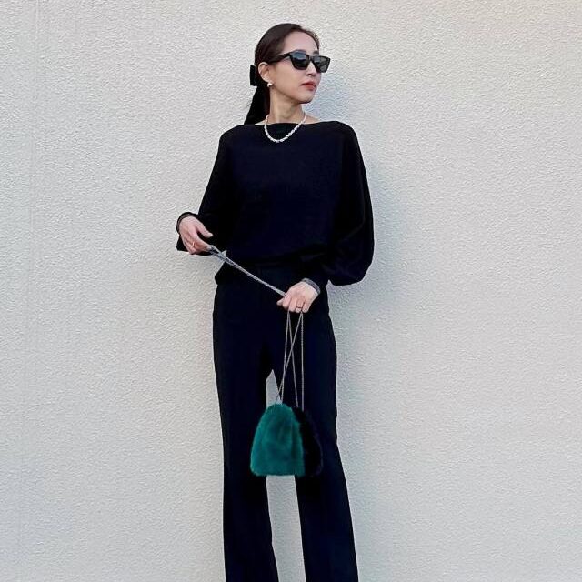 黒ニット×黒パンツコーデを地味に見せない！ 洗練された着こなしのコツ