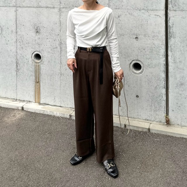 スラックスとは｜画像でわかるファッション用語の意味 ／スラックスとは？／スラックスはどんなデザイン？／スラックスはどんな服？／スラックスのコーデ