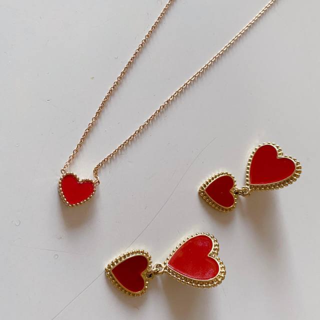 モチーフとは｜画像でわかるファッション用語の意味 ／モチーフとは？／モチーフはどんなデザイン？／ハートモチーフのアクセサリー