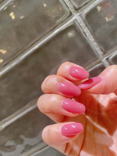 フューシャピンクとは|画像でわかるファッション用語の意味 /フューシャピンクとは?/フューシャピンクはどんなデザイン?/フューシャピンクのネイル