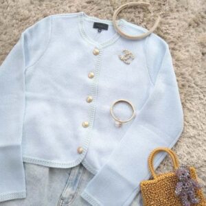 クルー・ネックとは｜画像でわかるファッション用語の意味 ／クルー・ネックとは？／クルー・ネックはどんなデザイン？／クルー・ネックの服（レディース）／クルー・ネックのトップス