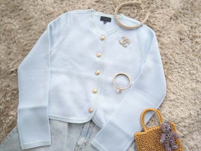 クルー・ネックとは｜画像でわかるファッション用語の意味 ／クルー・ネックとは？／クルー・ネックはどんなデザイン？／クルー・ネックの服（レディース）／クルー・ネックのトップス