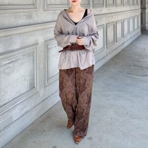 ペイズリープリントとは｜画像でわかるファッション用語の意味 ／ペイズリープリントとは？／ペイズリープリントはどんなデザイン？／ペイズリープリントの服（レディース）／ペイズリープリントのパンツ