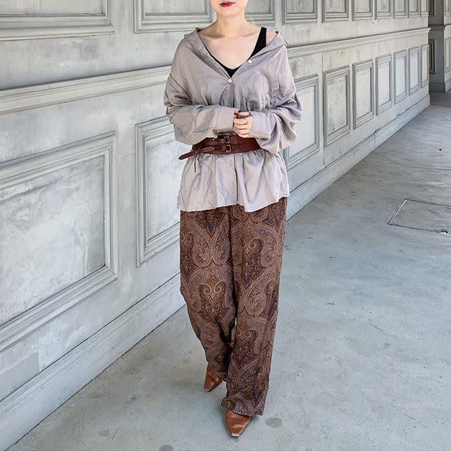 ペイズリープリントとは｜画像でわかるファッション用語の意味 ／ペイズリープリントとは？／ペイズリープリントはどんなデザイン？／ペイズリーはどんな柄？／ペイズリープリントの服（レディース）／ペイズリープリントのパンツ