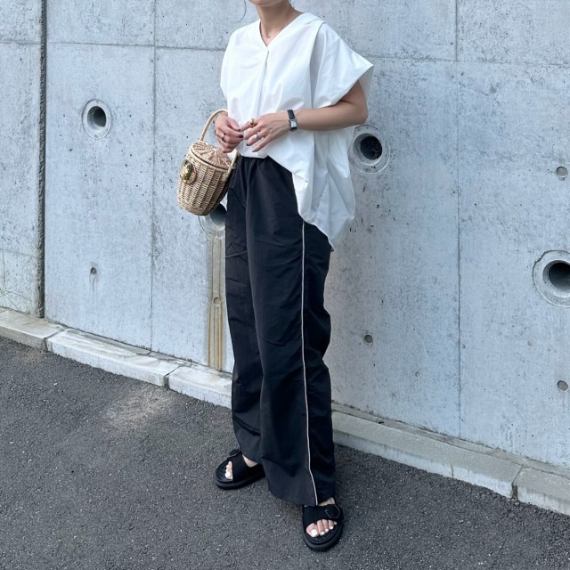 側章とは｜画像でわかるファッション用語の意味 ／側章とは？／側章はどんなデザイン？／側章の服（レディース）／側章のパンツ