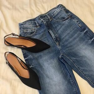 ストーンウォッシュとは｜画像でわかるファッション用語の意味 ／ストーンウォッシュとは？／ストーンウォッシュはどんなデザイン？／ストーンウォッシュの服（レディース）／ストーンウォッシュのパンツ