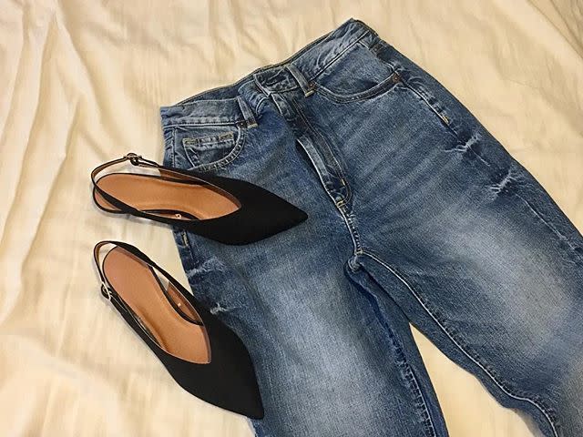 ストーンウォッシュとは|画像でわかるファッション用語の意味 /ストーンウォッシュとは?/ストーンウォッシュはどんなデザイン?/ストーンウォッシュの服(レディース)/ストーンウォッシュのデニムパンツ