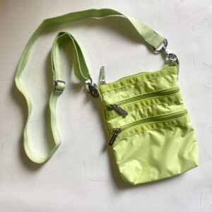 アップルグリーンとは｜画像でわかるファッション用語の意味 ／アップルグリーンとは？／アップルグリーンはどんなデザイン？／アップルグリーンのバッグ