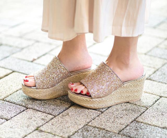 ウエッジソールとは｜画像でわかるファッション用語の意味 ／ウエッジソールとは？／ウエッジソールはどんなデザイン？／ウエッジソールのサンダル
