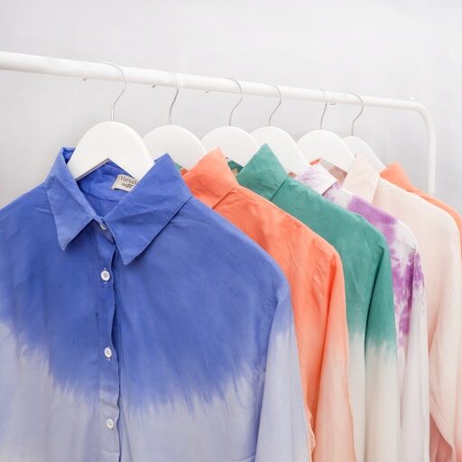 製品染めとは｜画像でわかるファッション用語の意味 ／製品染めとは？／製品染めはどんなデザイン？／製品染めの服（レディース）／製品染めのトップス